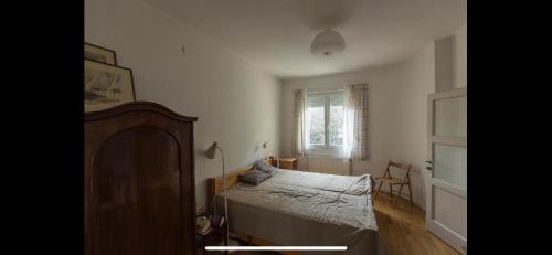 1 dormitorio con cama y ventana en Luxury view Apartman, en Budapest