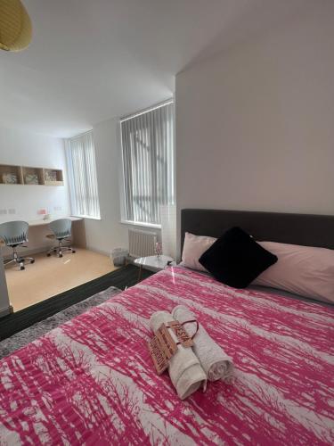 1 dormitorio con 1 cama con toallas en Renshaw Guest House, en Liverpool
