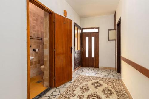 a hallway with a door leading to a bathroom at Apartman BISER - Igalo centar in Igalo