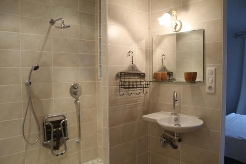 La salle de bains est pourvue d'une douche et d'un lavabo. dans l'établissement La Bleuette, à Montmaur