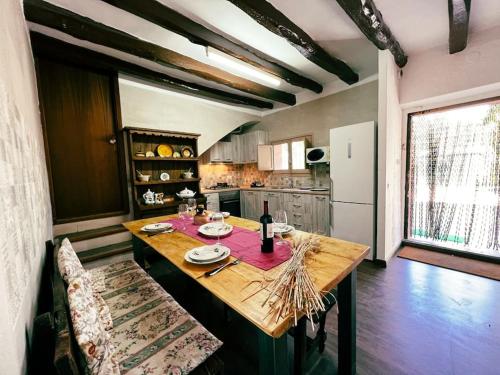 cocina con mesa de madera en una habitación en Unik Vacation La Noguera Rural Valls, en Valls