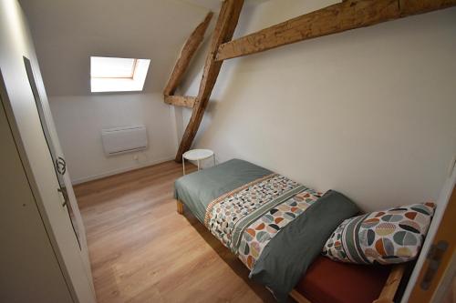 1 dormitorio con litera y ventana en Bel appartement 2 chambres climatisé en Mont-Notre-Dame