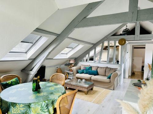 un salon avec une table et un canapé dans l'établissement LA CABANE NORMANDE APPARTEMENT 2 à 4 pers, à Dieppe