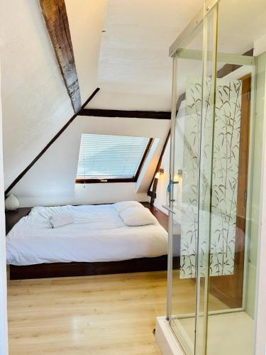 une chambre avec un lit et une fenêtre dans l'établissement LA CABANE NORMANDE APPARTEMENT 2 à 4 pers, à Dieppe