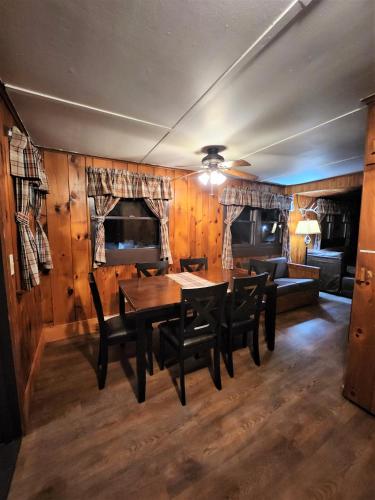 Ein Sitzbereich in der Unterkunft Adirondack Diamond Point Lodge