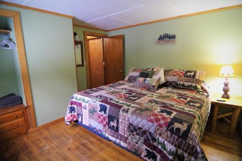 Ein Bett oder Betten in einem Zimmer der Unterkunft Adirondack Diamond Point Lodge
