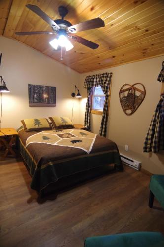 Ein Bett oder Betten in einem Zimmer der Unterkunft Adirondack Diamond Point Lodge