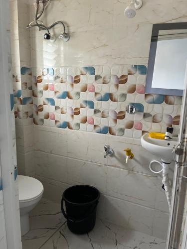 uma casa de banho com um WC e um lavatório em Marigold Hotel em Siliguri