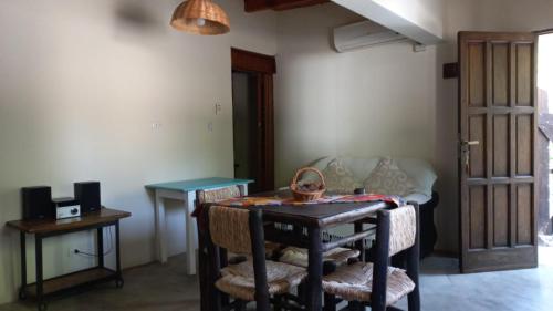 een woonkamer met een tafel en een bank bij el remanso in San Agustín de Valle Fértil
