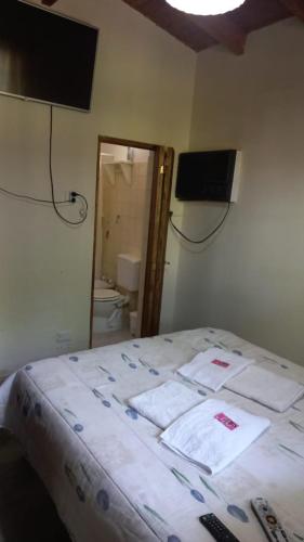 ein Schlafzimmer mit einem Bett mit Handtüchern darauf in der Unterkunft el remanso in San Agustín de Valle Fértil