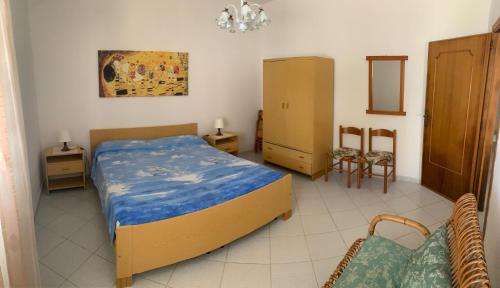 レウカにあるVilla Ciardoのベッドルーム1室(ベッド1台、椅子付)