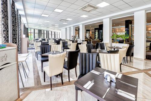 Restoran või mõni muu söögikoht majutusasutuses Prestige Hotel and Aquapark - All inclusive