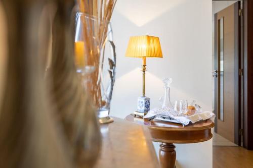 una mesa con una lámpara encima en Casa da Tia Douro en Peso da Régua