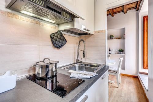 une cuisine avec un évier et un plan de travail dans l'établissement Italianflat- Alla Fontana di Trevi, à Rome