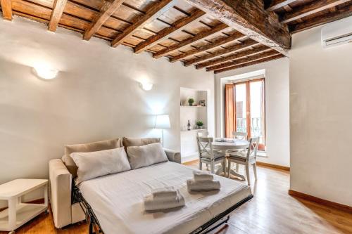 un salon avec un lit et une table dans l'établissement Italianflat- Alla Fontana di Trevi, à Rome
