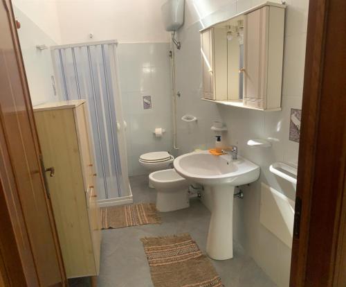 レウカにあるVilla Ciardoの白いバスルーム(洗面台、トイレ付)
