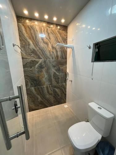 W łazience znajduje się toaleta i przeszklony prysznic. w obiekcie Pousada Torre Forte w mieście Bujari