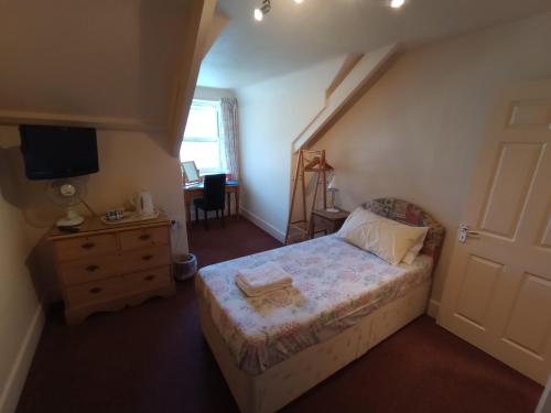 Una cama o camas en una habitación de Westbourne Guest House