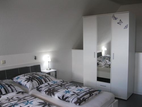um quarto com 2 camas e um grande armário branco em Ferienwohnung Haus Sofi em Überlingen