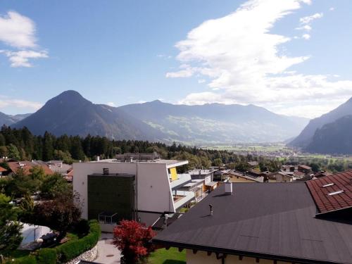 ヴィージングにあるPanoramaの山を背景にした町の景色