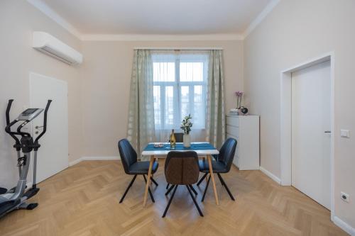 Spacious Prater Apartment l AC l Sleeps 4