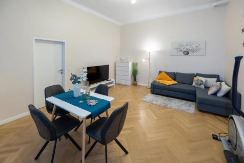 Spacious Prater Apartment l AC l Sleeps 4