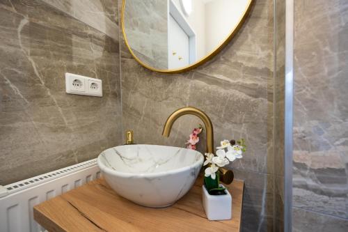 Spacious Prater Apartment l AC l Sleeps 4