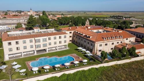 an aerial view of a large building with a swimming pool at Castilla Termal Olmedo in Olmedo