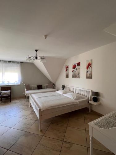 a bedroom with two beds and a ceiling fan at Zimmer Fuhrberg in Burgwedel