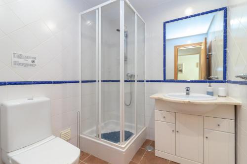 a bathroom with a shower and a toilet and a sink at Casa Amiga in Praia do Carvoeiro