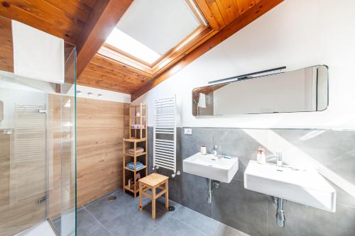 a bathroom with two sinks and a mirror at Villa Angela B&B in Sant'Egidio del Monte Albino