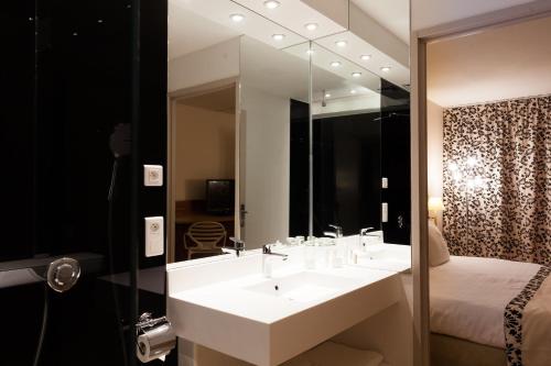 Koupelna v ubytování HÔTEL C SUITES chambres spacieuses