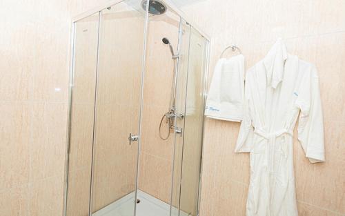 Un baño de Hotel Le Figaro