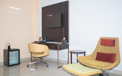 Una televisión o centro de entretenimiento en Hotel Le Figaro