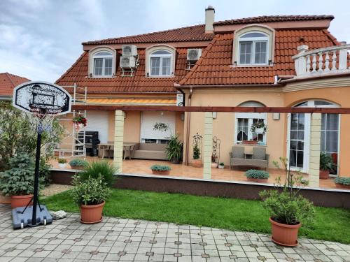 Το κτήριο όπου στεγάζεται  το bed & breakfast