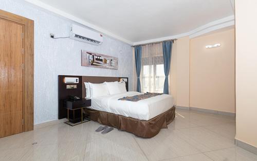 Una cama o camas en una habitación de Hotel Le Figaro