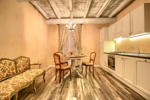 Η κουζίνα ή μικρή κουζίνα στο Casa Cannella con AC e wifi in borgo ligure