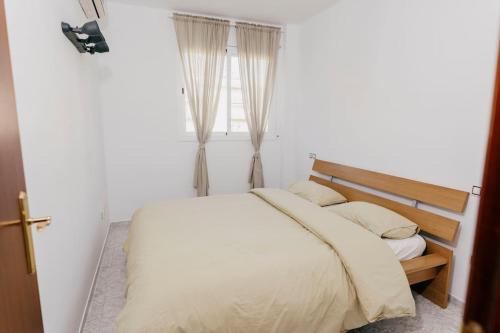 Postel nebo postele na pokoji v ubytování 2 Bedroom Apartment Lloret de Mar Terrace & Pool