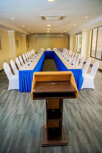 Espace de conférence ou salle de réunion dans l'établissement CBD Hotel