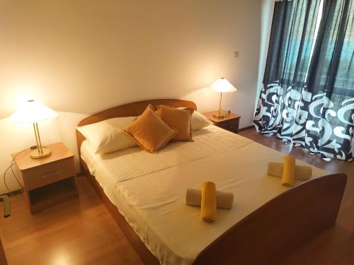 ein Schlafzimmer mit einem Bett mit zwei Handtüchern darauf in der Unterkunft Apartments Patricija in Polače