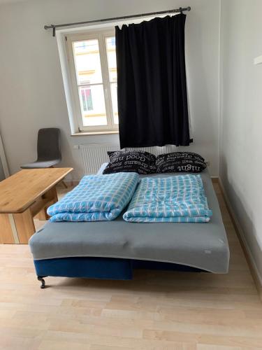 una cama con almohadas y una ventana en una habitación en Apartment mit 2 Schlafzimmern in Dresdner Neustadt en Dresden