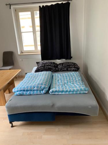 una cama con almohadas encima en una habitación en Apartment mit 2 Schlafzimmern in Dresdner Neustadt en Dresden