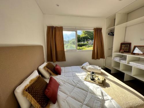 1 dormitorio con 1 cama grande y ventana en El Mirador en Salta
