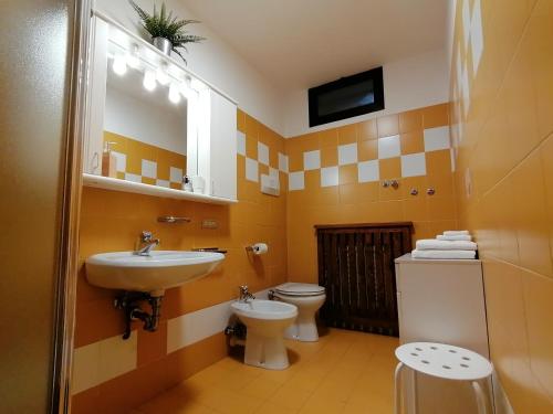 bagno con lavandino e servizi igienici di La Pecora Nera Bed & Breakfast Belluno a Belluno