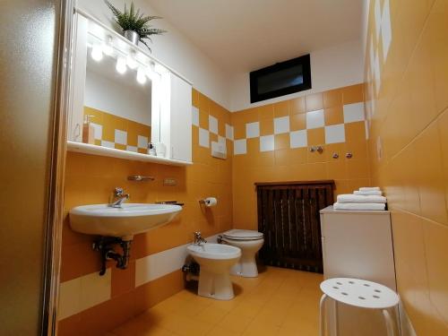 ein Badezimmer mit Waschbecken und Toilette in der Unterkunft B&B La Pecora Nera in Belluno