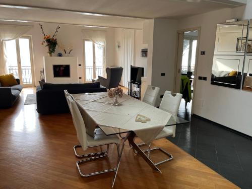 a living room with a table and chairs in it at Villa Niccolò in Griante Cadenabbia