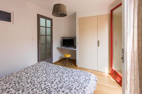 a bedroom with a bed and a desk at Jolie maison de pêcheur - La Pointe Courte in Sète