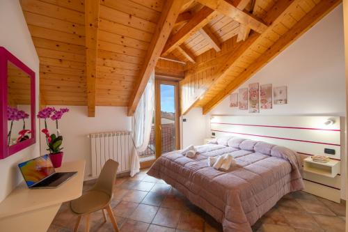 Un dormitorio con una cama grande en una habitación con techos de madera. en Hakuna Matata tra sentieri, en Agerola