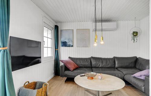 a living room with a couch and a table at 2 Bedroom Stunning Home In Harboøre in Harboør