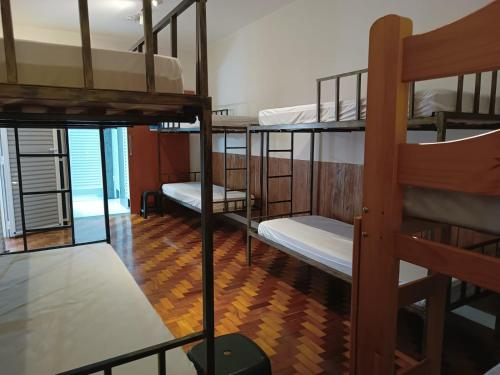 Zimmer mit mehreren Etagenbetten in einem Gebäude in der Unterkunft Hostel do Lago in Sao Jose do Rio Preto